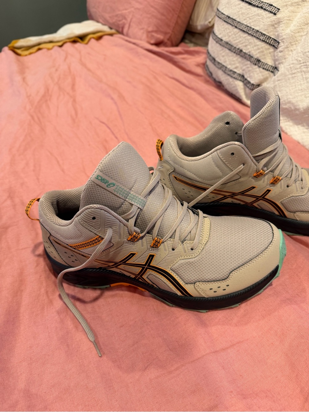 ASICS Men’s 10.5
Light Gray and Orange Athletic Sneakers with Mint Toe